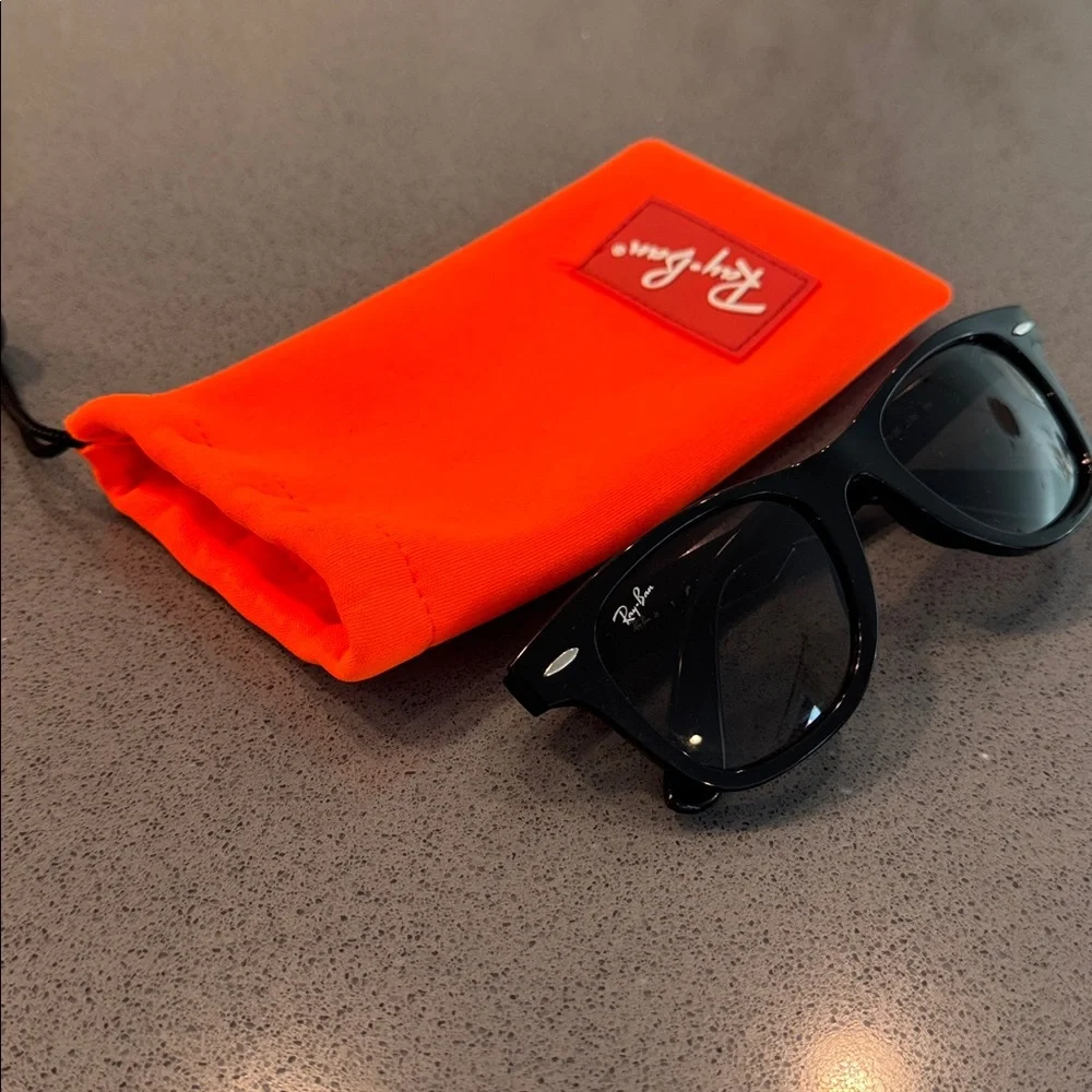 Ray-Ban Junior Wayfarer Sunglasses 😎